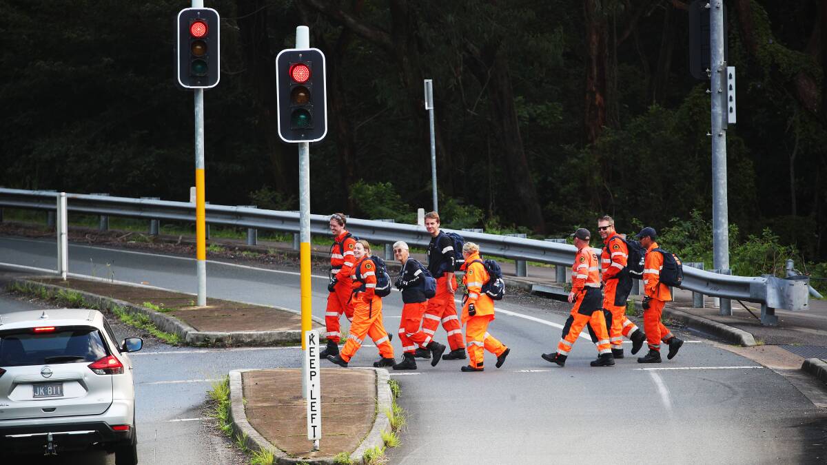 NSW SES crews at the search on May 2. Picture by Peter Lorimer
