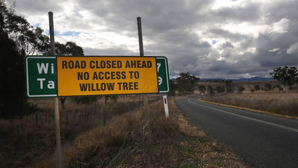 Road signs pointing to the closure of the Merriwa to Willow Tree Road. Picture by Simone De Peak. 