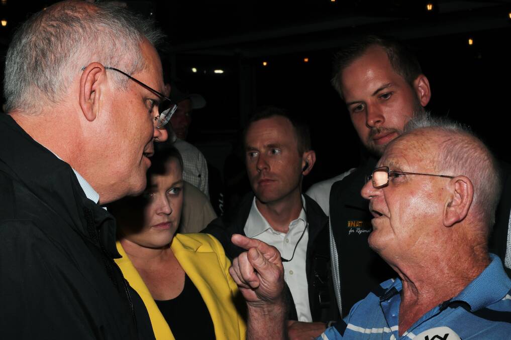 Raymond Drury confronting the Prime Minister at Edgeworth Tavern on Wednesday night. Picture: Peter Lorimer