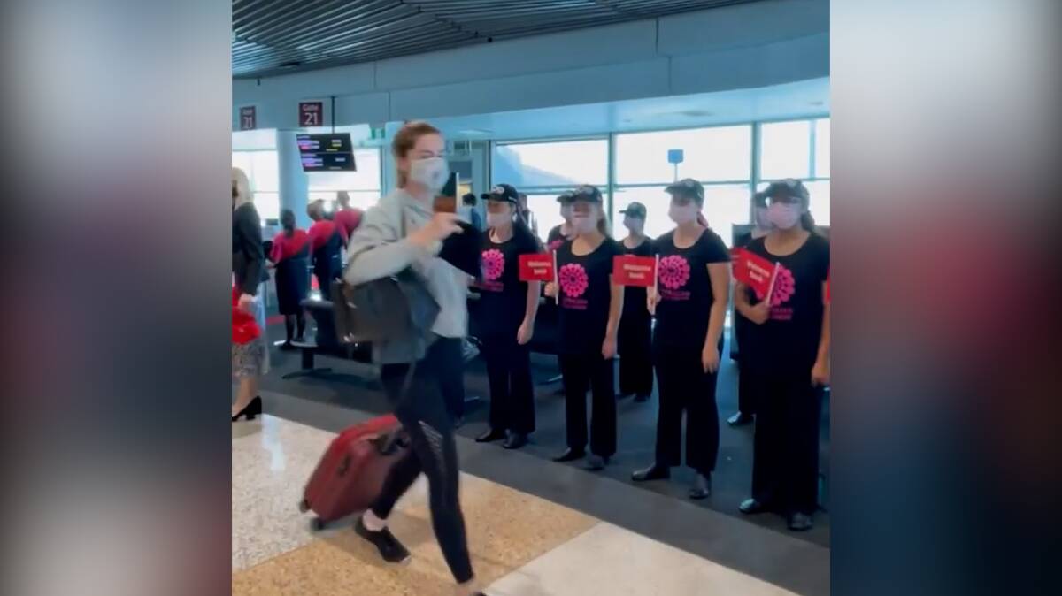 Arrivals at Brisbane Airport were greeted by the Australian Girls Choir, who sang "I still call Australia home". 