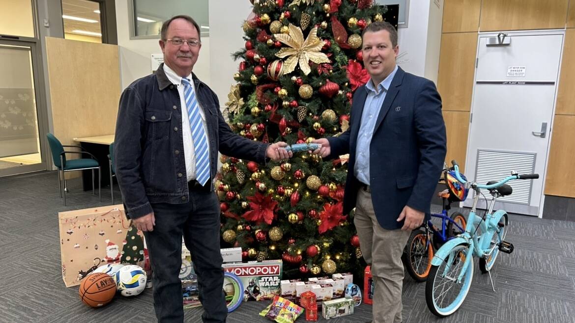  Cessnock City Mayor Jay Suvaal and local resident and Christmas Gift Appeal donator Andrew Clark. Picture supplied
