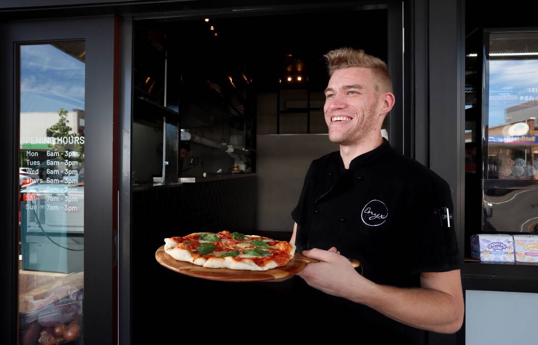 New selections: Jay Dorse, head chef at Onyx, with a margarite pizza straight from the new pizza oven. Picture: Simone De Peak