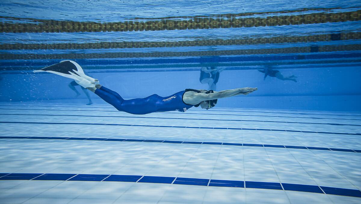 Newcastle woman swims 200 metres underwater | VIDEO, PHOTOS