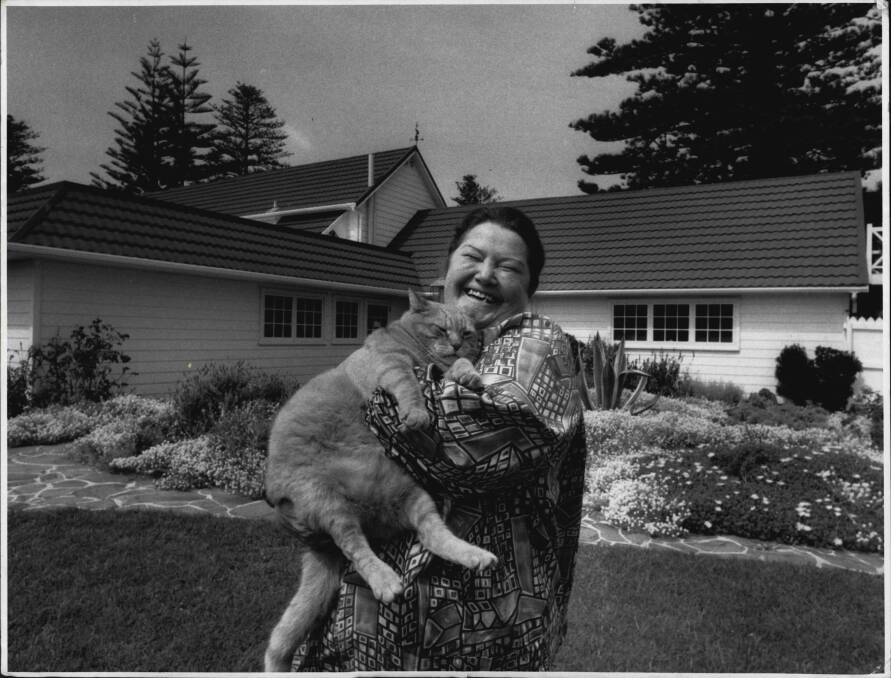 Colleen McCullough at her home in Norfolk Island in 1989. 