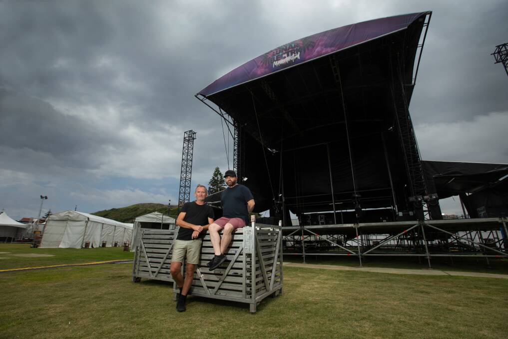  COLLATERAL DAMAGE: Lunar electric managing director Simon Leigh with co-director Shaun Dunn during setup for the Lunar Electric music festival at Nobbys Beach. A late casualty of Newcastle's Omicron outbreak and a sad sign of the difficulties the state is facing even with a national vaccination rate of 90.1 per cent of the population 16 and over. Picture: Marina Neil.
