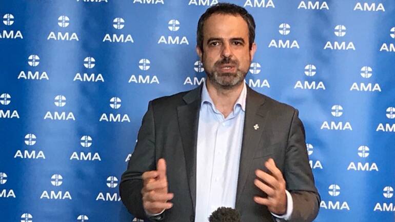 AMA president Dr Omar Khorshid is one of many medical experts questioning Australia's changed COVID policies.