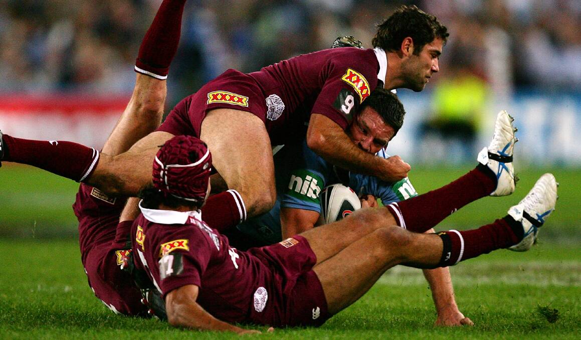 FLASHBACK: Cameron Smith gives his long-time rival Danny Buderus a traditional State of Origin greeting in 2008. Picture: Getty Images