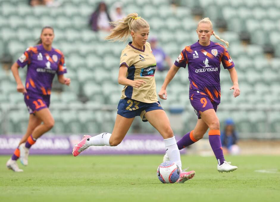 Teenage defender Zoe Karipidis dribbles away from Perth striker Millie Farrow in the Jets' 1-0 loss on Sunday. Picture by James Worsfold, Getty Images