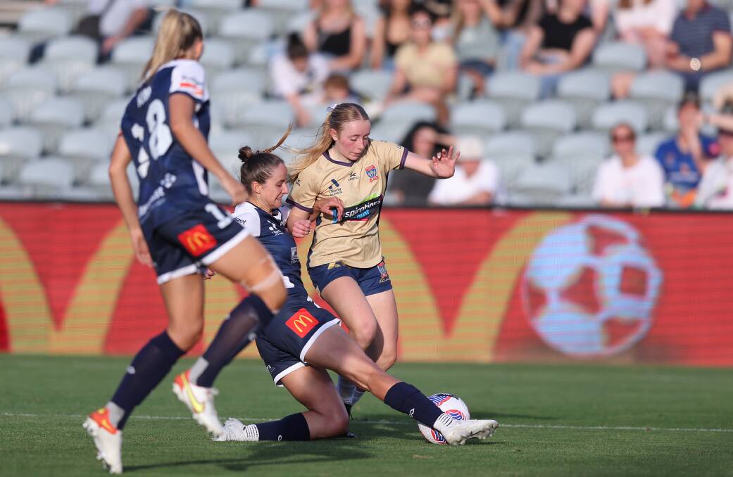 Jets debutant Emma Dundas battles for possession in the 1-0 win over the Mariners at Industree Group Stadium on Saturday. Picture by Scott Gardiner, Getty Images