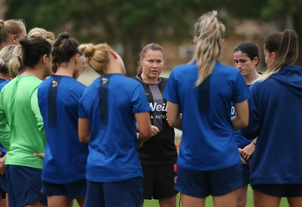 RALLY POINT: Newcastle Jets coach Ash Wilson addresses her squad at training. Picture: Simone De Peak