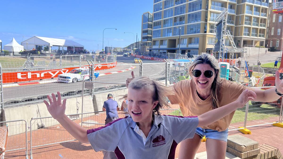 Joni and Lina Clifton enjoying the race at Shortland Esplanade. Picture by Sage Swinton