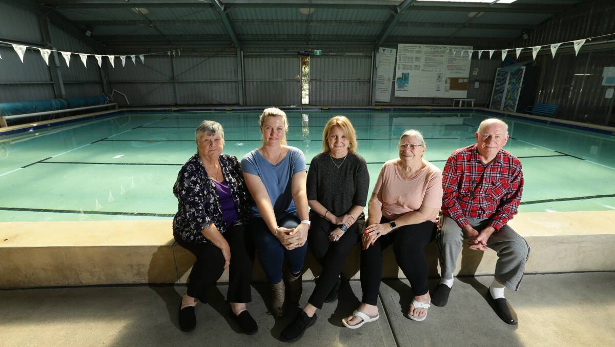 KEEN: Valentine Hydrotherapy Pools committee Judith Wilson, Julia Drayton, Nicole Turton, Paula McGilvery and Bob Evans. Picture: Jonathan Carroll