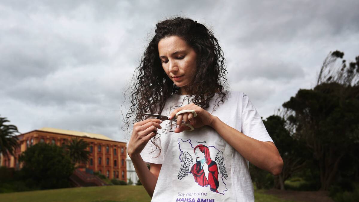 Zara Moghbel cutting off a piece of her hair in solidarity with the people of Iran. Picture by Simone De Peak