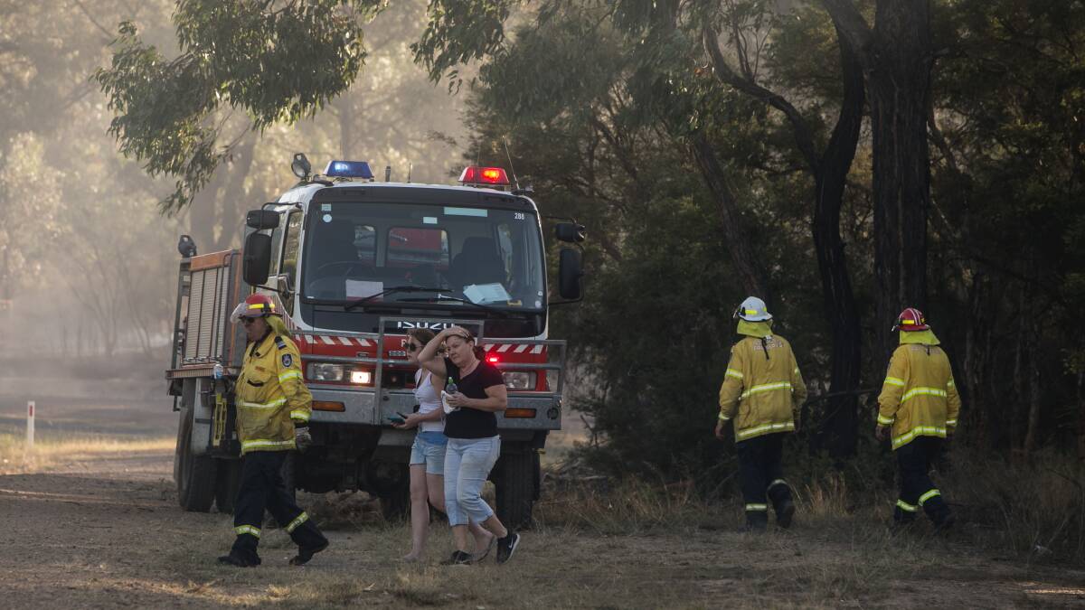 WARNING: Firefighters at a bushfire in Kearsley. Picture: Marina Neil