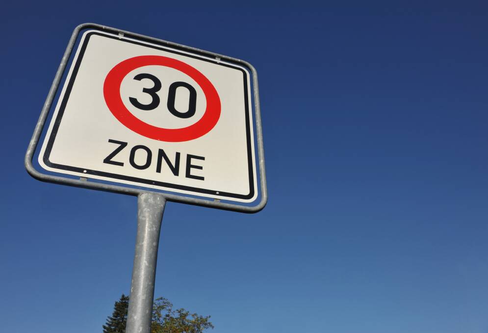 Limit zone. Знак зона 30. Ограничение скорости 30. Дорожные знаки лежачий полицейский. Дорожный знак ширина 5.5.