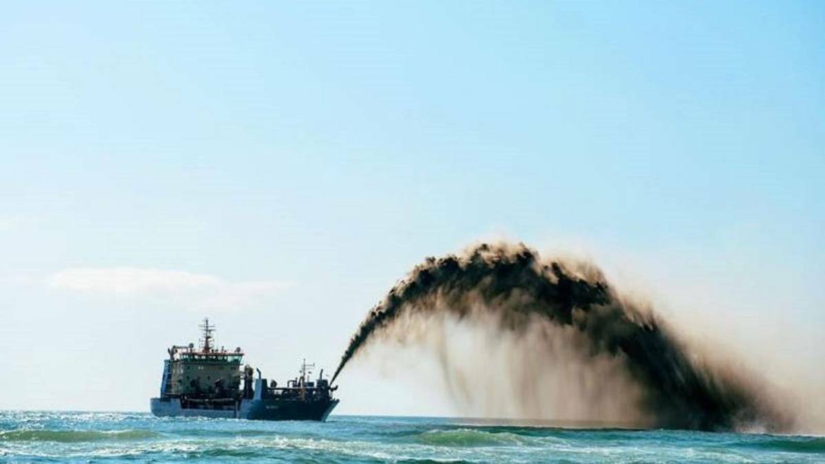 The Gold Coast offshore dredging program in action. The state government has encouraged City of Newcastle to apply for a dredging licence.