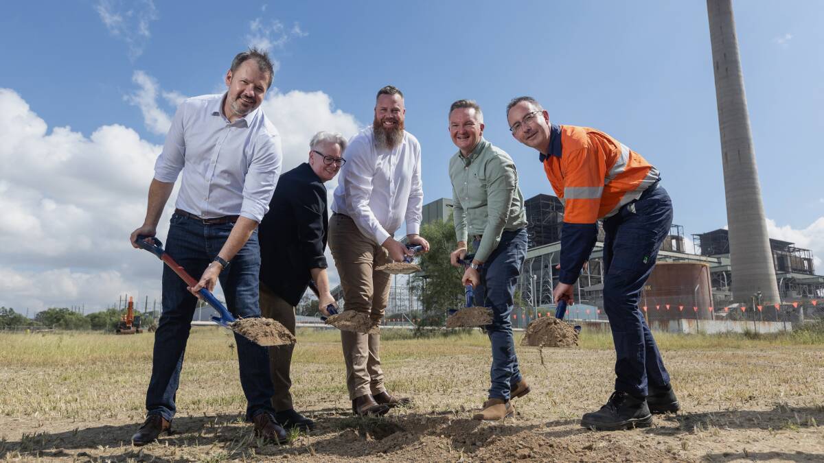 L-R Federal industry and science minister Ed Husic, NSW energy minister Penny Sharpe, Hunter MP Dan Repacholi, Federal industry minister Chris Bowen and AGL chief executive Damien Nicks get to work on the Liddell battery. Picture Marina Neil. 