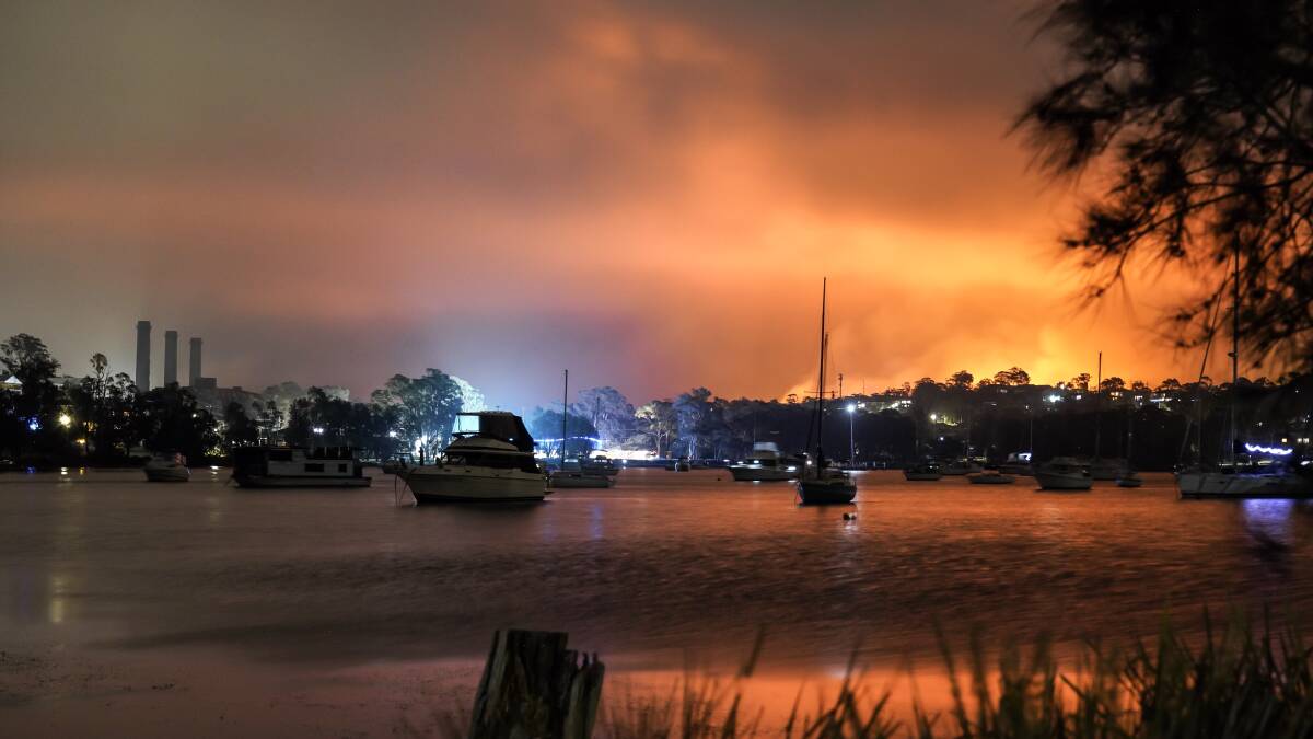 New Year's Day bushfire threatens Wangi Wangi on January 1, 2020. Picture: Nathan Outteridge.