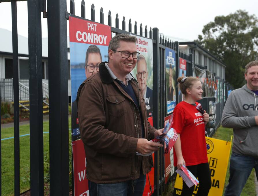 Reverse swing: Pat Conroy chasing late votes on Saturday afternoon. He is hopeful of being appointed to the Albanese ministry. Picture: Simone De Peak 