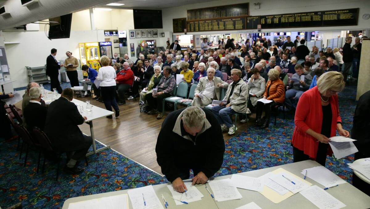 ANXIOUS: A meeting held at Marks Point Bowling Club in 2013 to discuss residents' concerns about the council's sea-level rise policies. Picture: Ryan Osland