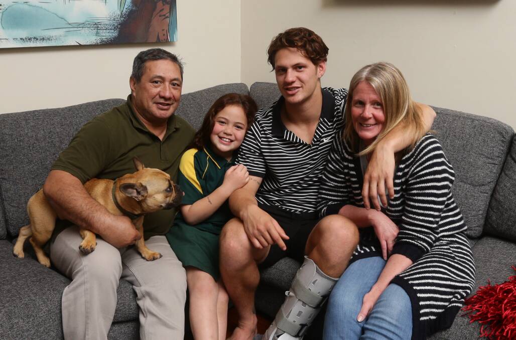 Kalyn Ponga with his dad Andre, sister Kayley, mum Adine and Milo.