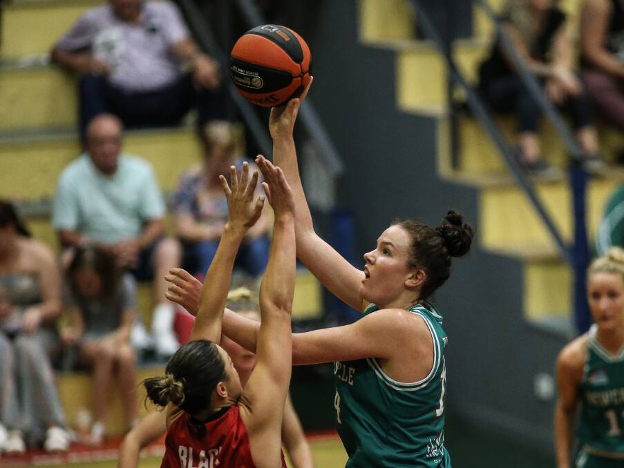 LAY UP: WNBL representative Lara McSpadden playing for the Hunters in 2019. Picture: Marina Neil