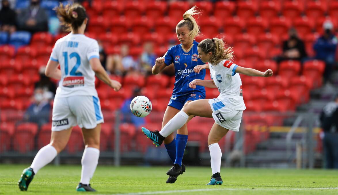 CHALLENGE: Sophie Harding in action for the Jets against Sydney FC in Newcastle on Friday. Picture: Jonathan Carroll