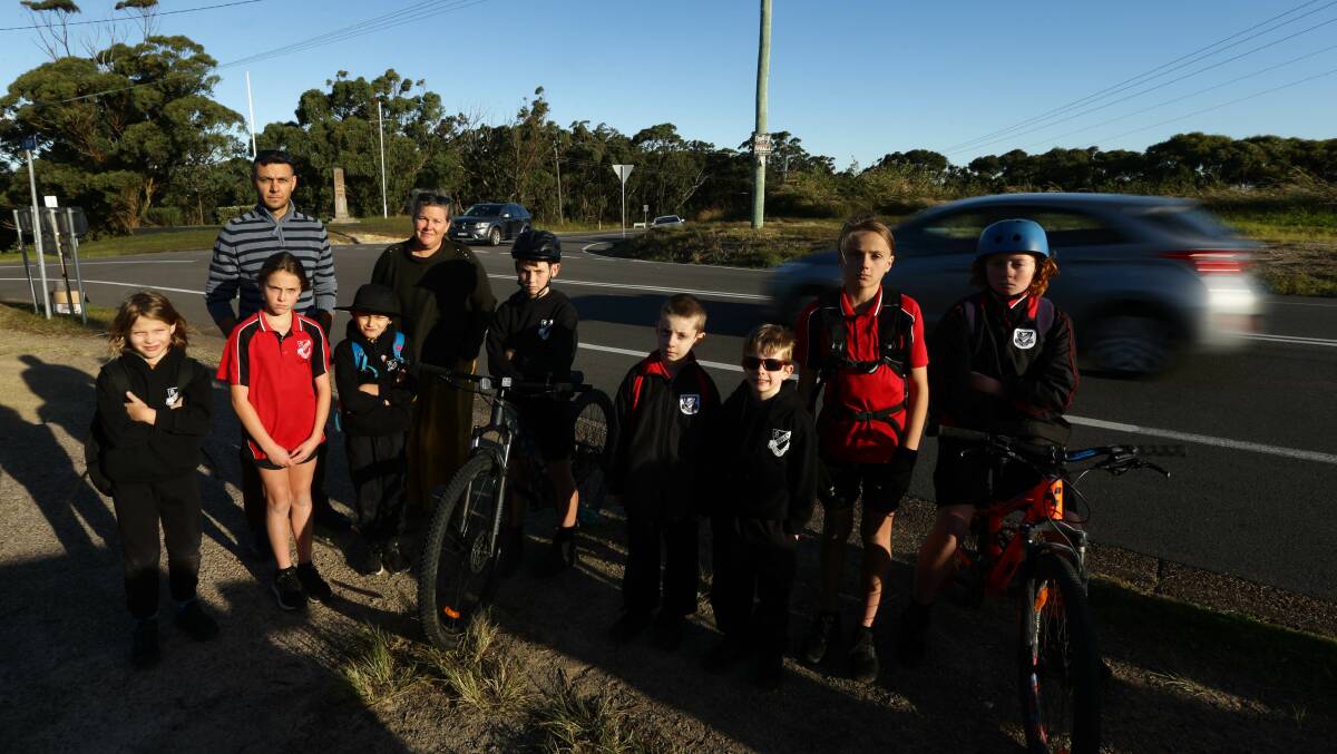 TIGHT SPOT: Parents Adam Brokes and Robyn Simpson (back) with Dudley Public School students David Brokes, Bonnie Hackney, Halen Hackney, Barnaby Hackney, Samuel Nugus and others. Picture: Jonathan Carroll
