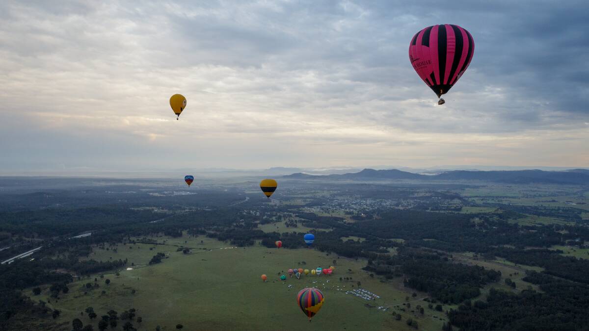 Hundreds of people launch into the sky in balloons | Photos, video