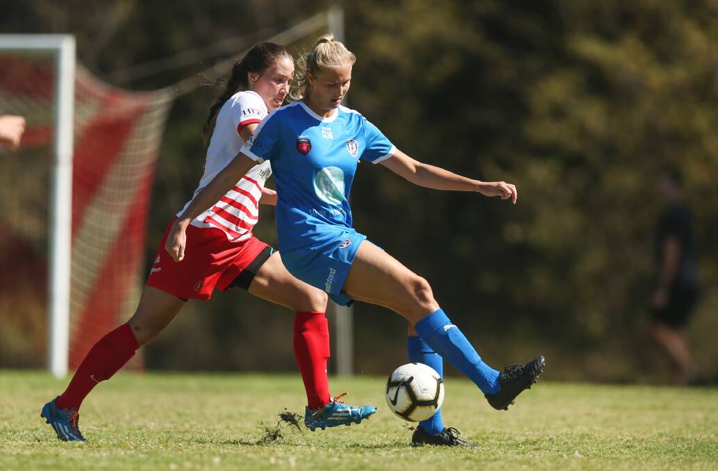 Tara Andrews in action against Merewether in round one. She has already scored 12 goals in three outings of Herald Women's Premier League. Picture: Marina Neil