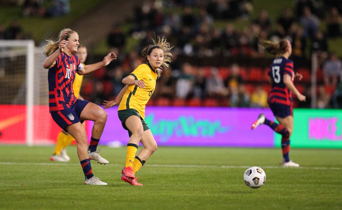 Newcastle's Clare Wheeler passes the ball forward to set up an equaliser after a game-changing tackle at McDonald Jones Stadium in November 2021. Picture by Max Mason-Hubers