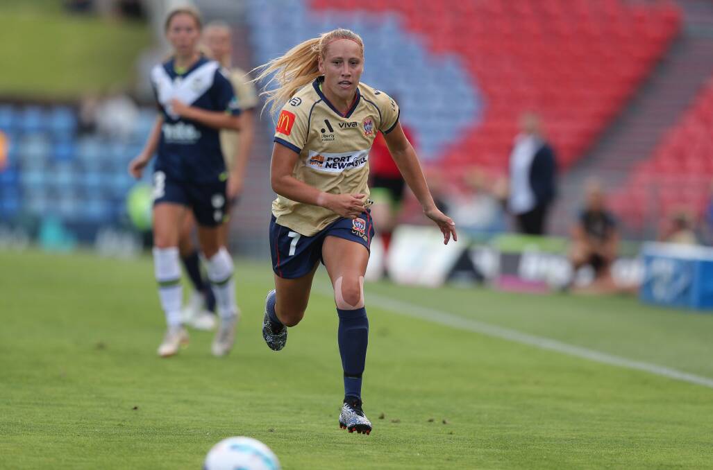 Gema Simon in action for Newcastle in the 2021-22 A-League season. Picture by Max Mason-Hubers