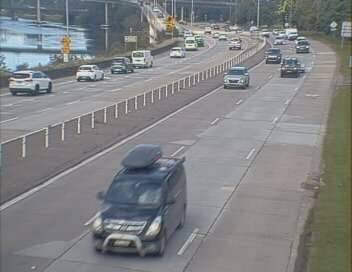BUILDING UP: Traffic on the New England Highway near Hexham Bridge about 12.30pm. 