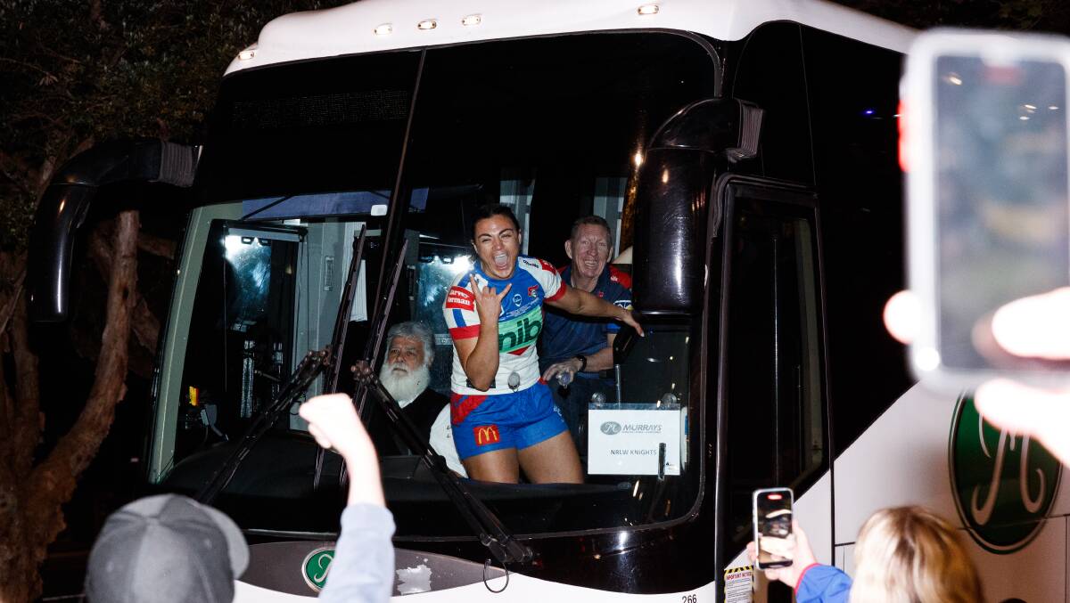 Millie Boyle about to step off the team bus. Picture by Max Mason-Hubers 