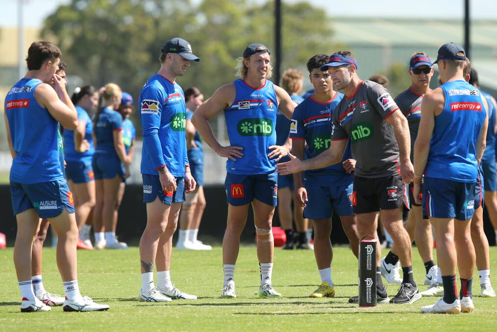 Danny Buderus speaking to players at a club training session. Picture by Simone De Peak