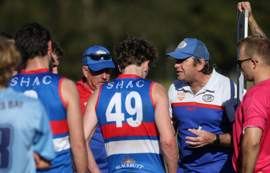 Nathan Harkness talks to Bulldogs players on Saturday. Picture: Marina Neil
