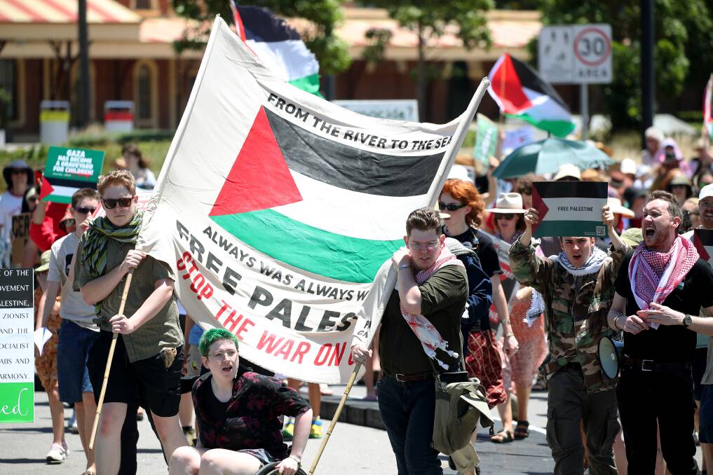 Hundreds of supporters of Palestine rallied along Newcastle Foreshore on Saturday, January 13. Picture by Peter Lorimer