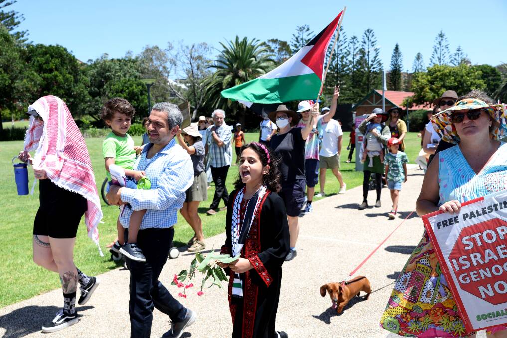 Hala Elosmany leads the chant of "Gaza Gaza, don't you cry - Palestine will never die" to an echo of support from hundreds of supporters at a rally along Newcastle Foreshore on Saturday, January 13. Picture by Peter Lorimer