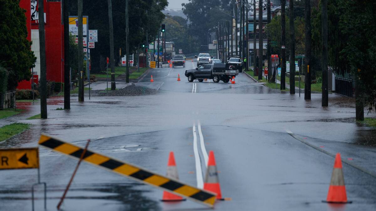Maitland flood gates closed as sandbagging begins, Singleton flood expected to rise well above March levels