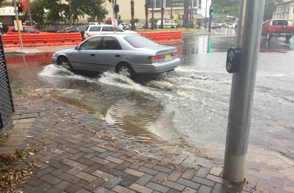 WETNESDAY: Steel Street and Hunter Street on Wednesday afternoon. Picture: PHOEBE MOLONEY