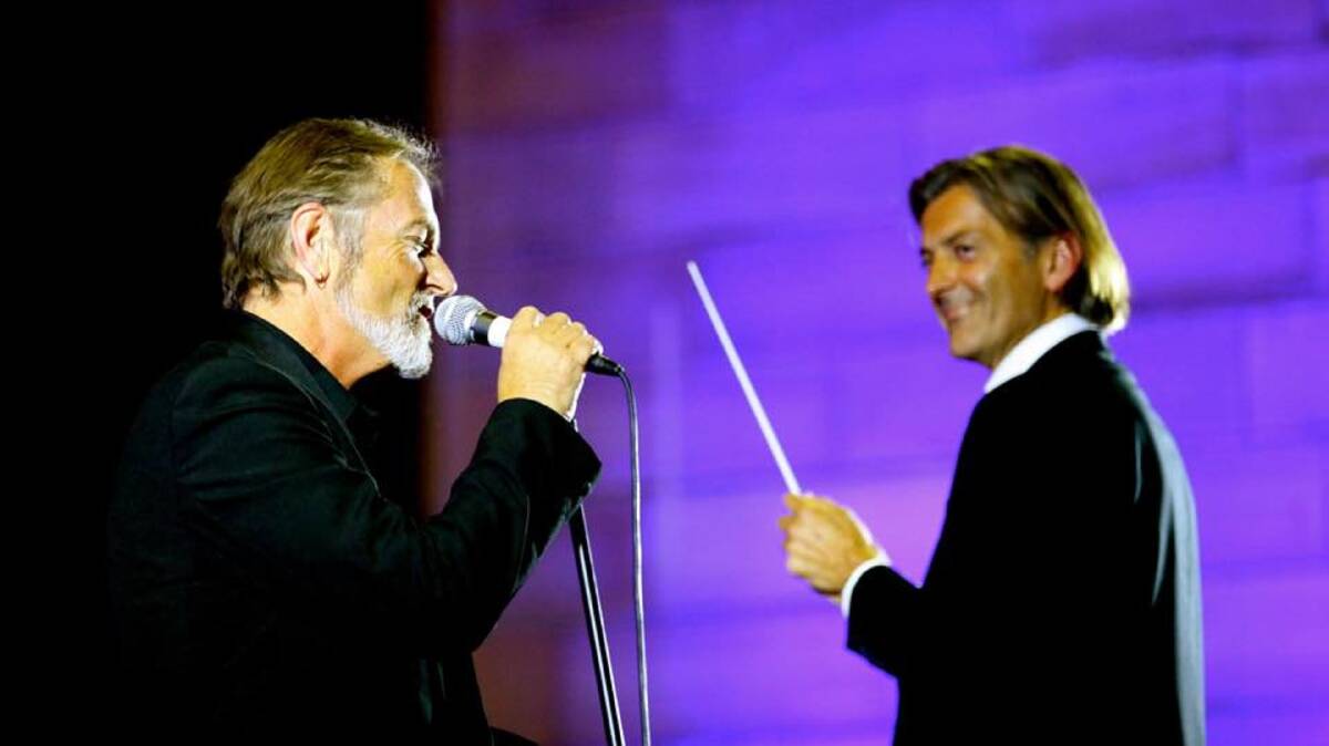 MUSICAL STARS ALIGNING: Singer-songwriter Steve Kilbey on stage with George Ellis. 