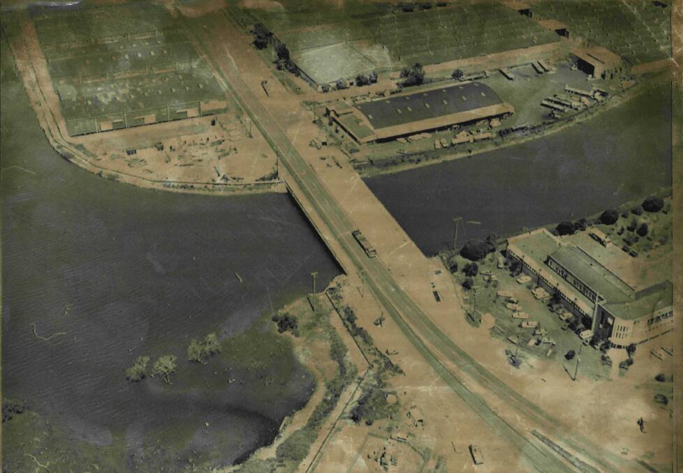 Throsby Creek at the Hannell Street Bridge in 1985, with the woolstores in the top left corner, now occupied by townhouses and apartments in the Linwood precinct.