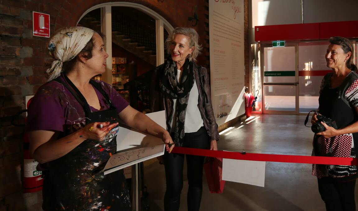 POPULAR: Wendy Sharpe signs a catalogue for fan and art teacher Alita Knaggs. Picture: Simone De Peak