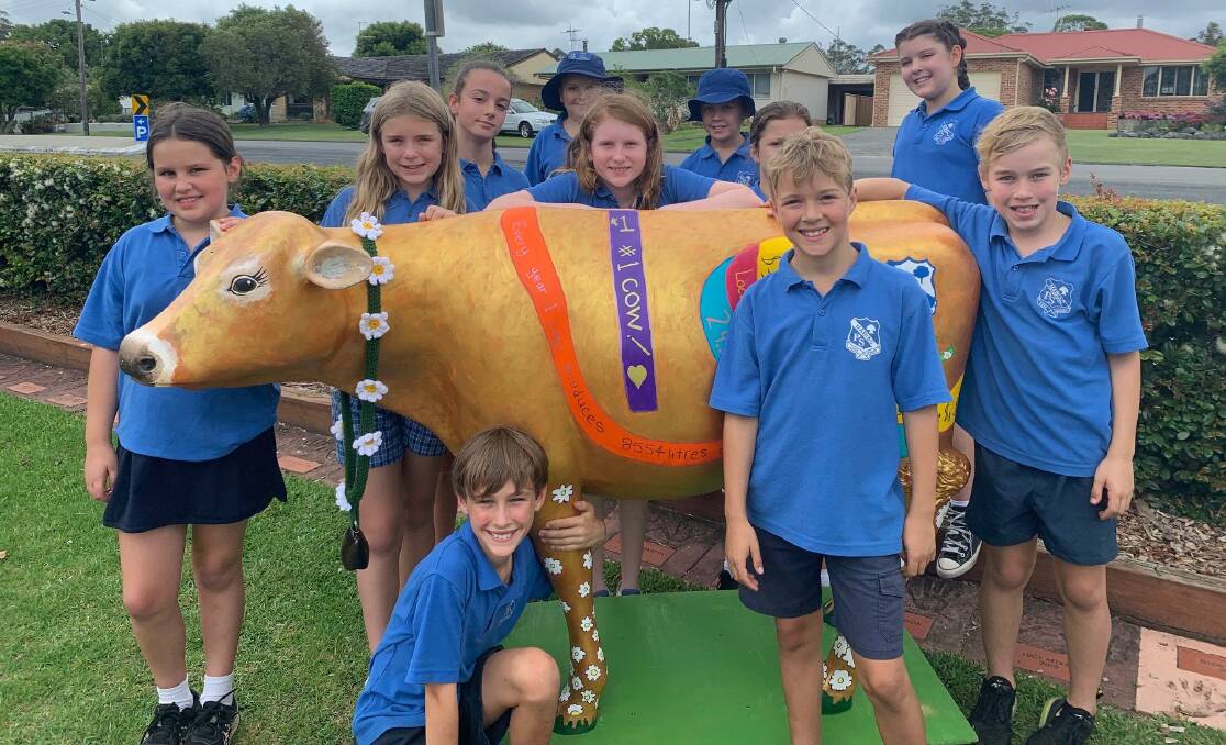 Nellie the Picasson cow, surrounded by students from Nabiac Public School. Picture supplied.