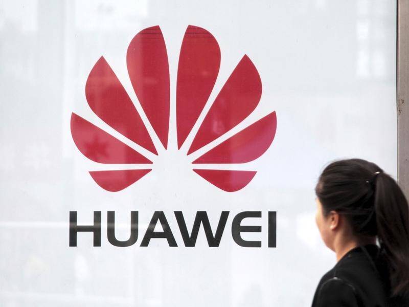 Huawei says its plan for a 1-billion-pound research facility in England has been approved.