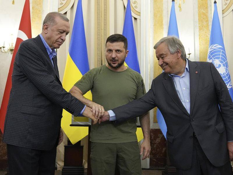 Ukraine's President Volodymyr Zelenskiy (C) has met the leaders of Turkey (L) and the UN (R). (AP PHOTO)
