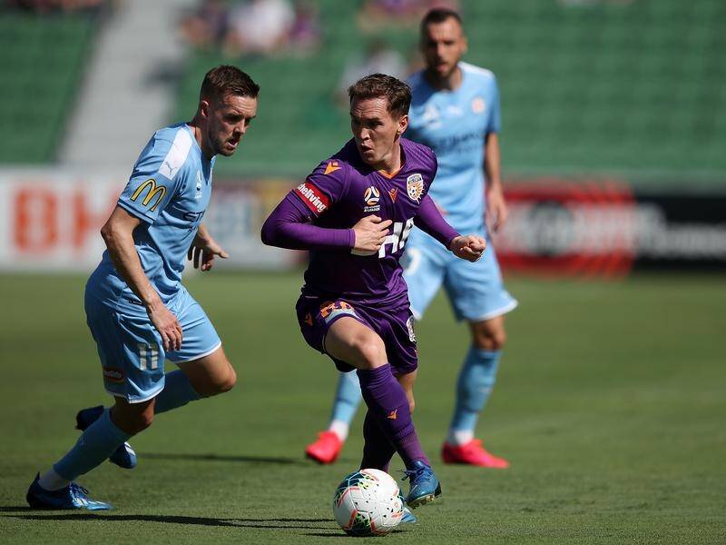 Perth Glory's Neil Kilkenny (r) is relishing the upcoming packed A-League schedule.