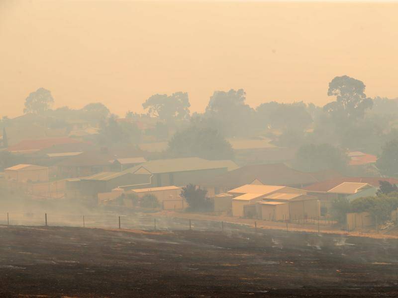 Bushfire smoke can contain particles so small they get deep into the lungs and the bloodstream. (Kelly Barnes/AAP PHOTOS)