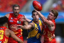 Elliot Yeo (centre) returns from injury for West Coast as they take on the Crows at Adelaide Oval. (Dave Hunt/AAP PHOTOS)