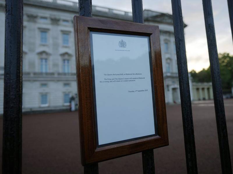 An announcement regarding the death of the Queen was displayed on the gates of Buckingham Palace. (AP PHOTO)